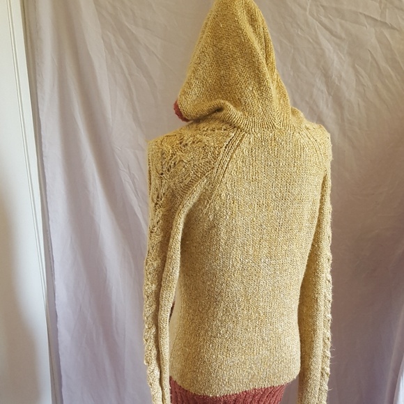 Yellow and red sweater - Picture 5 of 8